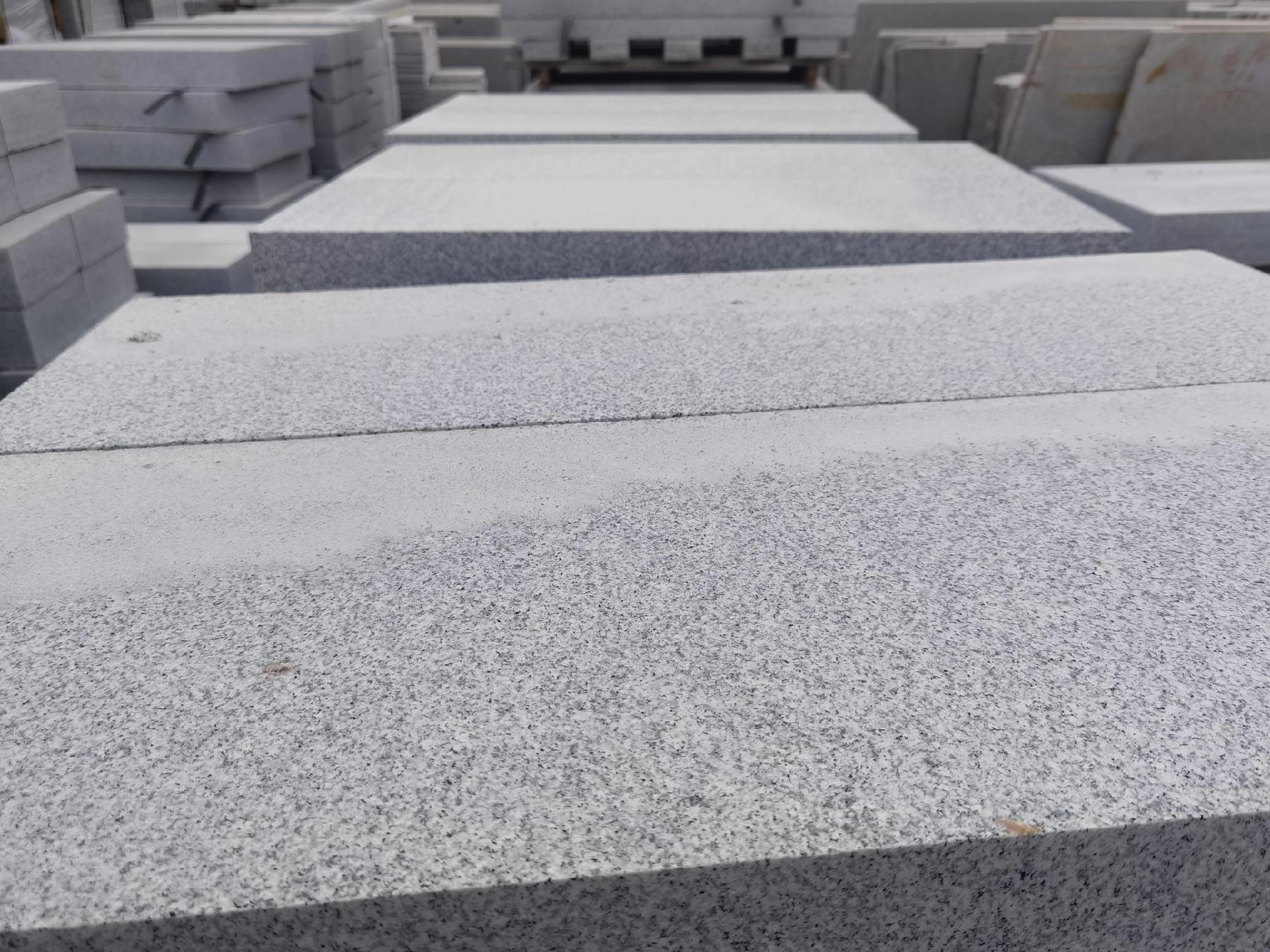 山東芝麻白花崗巖廠家供應火燒板與光面石材